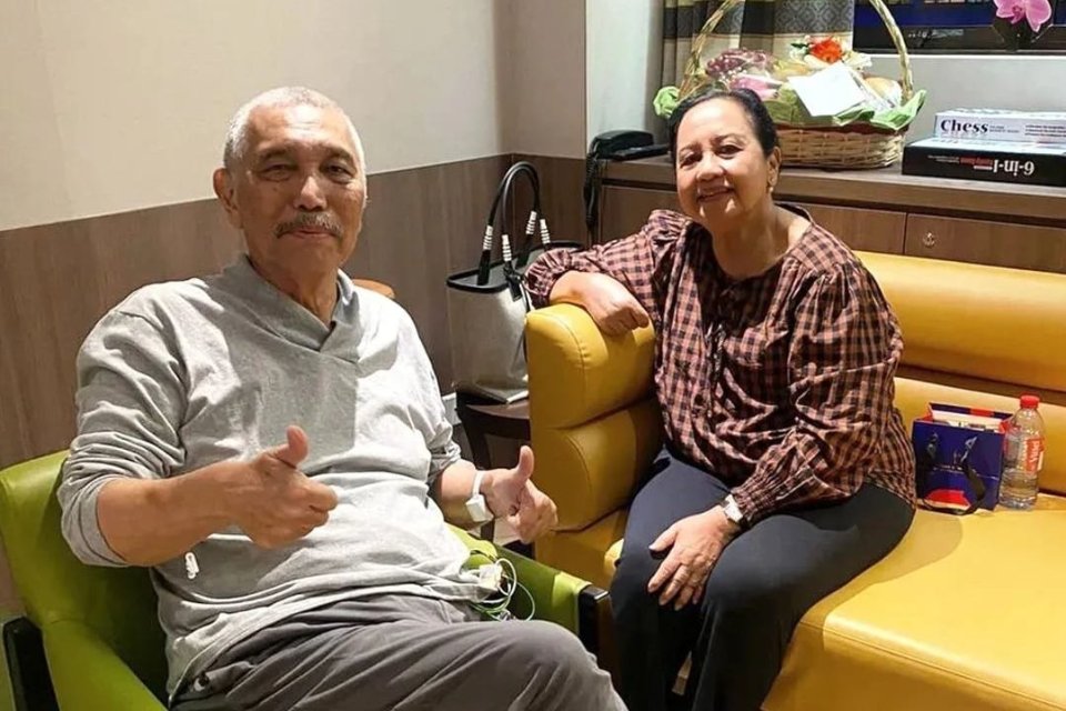 Menko Marves Luhut Binsar Pandjaitan ditemani istri saat menjalani pemulihan di Singapura