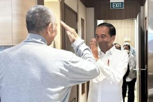 Presiden Joko Widodo menengok Luhut