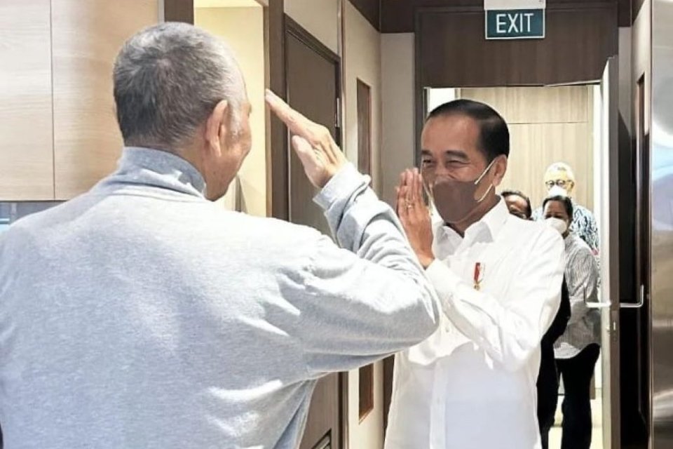 Presiden Joko Widodo menengok Menteri Koordinator Kemaritiman dan Investasi Luhut Binsar Pandjiatan di Singapura.