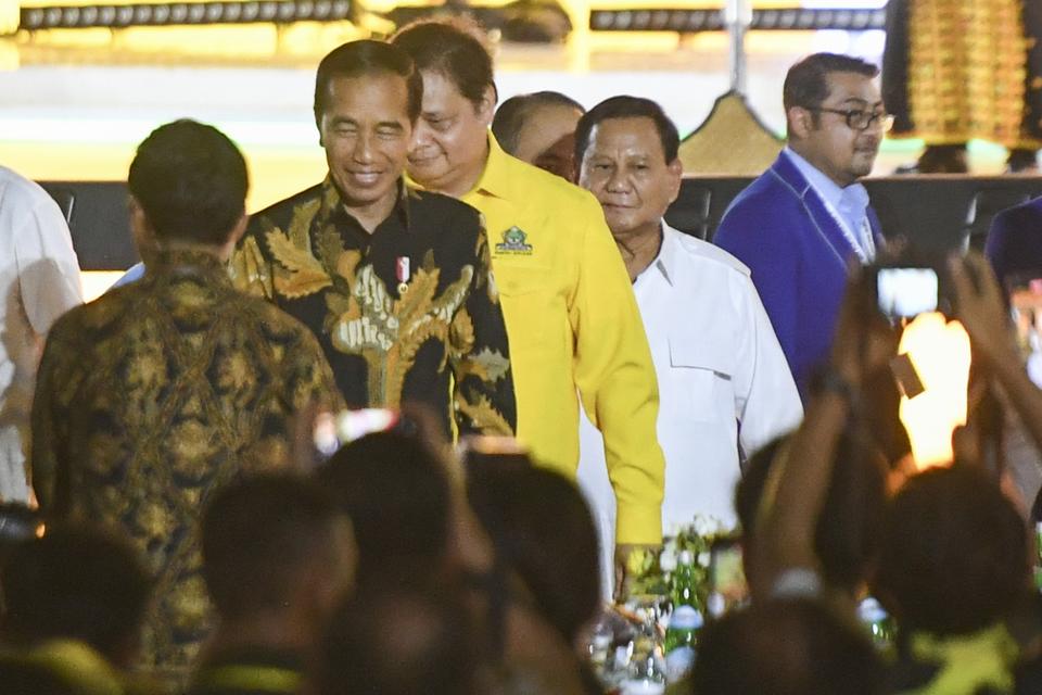 Presiden Joko Widodo (kedua kiri) didampingi Ketua Umum Partai Golkar Airlangga Hartarto (tengah) dan Ketua Umum Parta Gerindra Prabowo Subianto (kedua kanan) menghadiri perayaan HUT Partai Golkar ke-59 di DPP Partai Golkar, Jakarta, Senin (6/11/2023). 