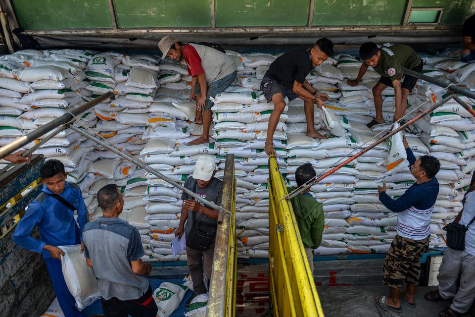 Buruh angkut melakukan bongkar muat impor beras di Gudang Bulog Cisaranten Kidul Sub Divre Bandung, Jawa Barat, Selasa (7/11/2023). 