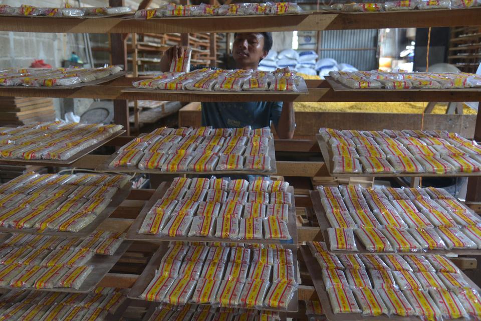 Perajin menata tempe kemasan plastik di salah satu industri kecil menengah (IKM) di kabupaten Aceh Besar, Aceh, Selasa (7/11/2023). Asosisiasi Perajin Tahu dan Tempe di daerah itu menyatakan harga kacang kedelai impor yang terus naik dan saat ini sudah me