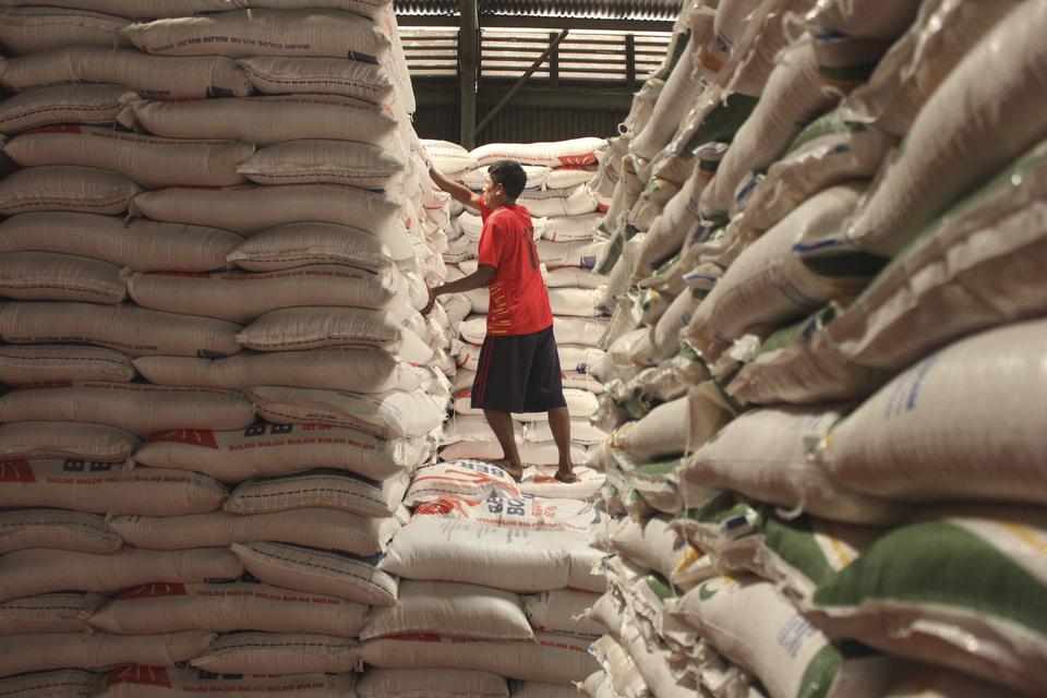 Pekerja menyusun beras di Gudang Bulog Kelapa Gading, Jakarta, Selasa (7/11/2023). Pemerintah memutuskan untuk memperpanjang masa penyaluran bantuan sosial (Bansos) beras 10 kilogram hingga Juni 2024. 