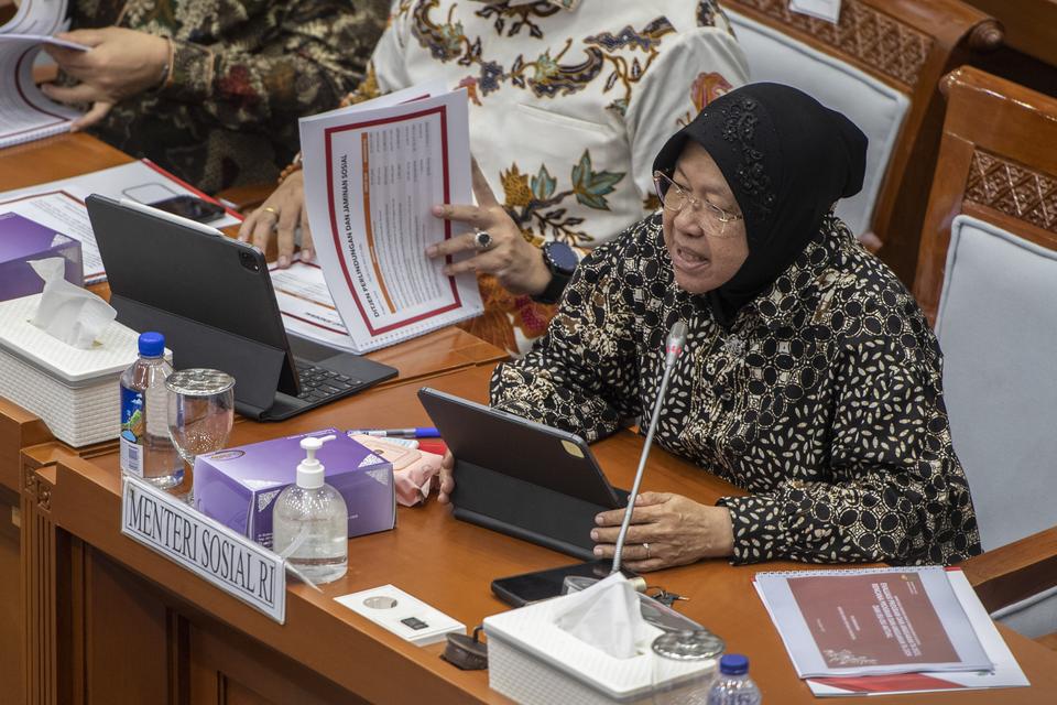 Ilustrasi. Menteri Sosial Tri Rismaharini (Risma) mengikuti rapat kerja bersama Komisi VIII DPR di Kompleks Parlemen, Senayan, Jakarta, Selasa (7/11/2023). Rapat tersebut membahas evaluasi program dan anggaran Kementerian Sosial 2023, rencana program dan 