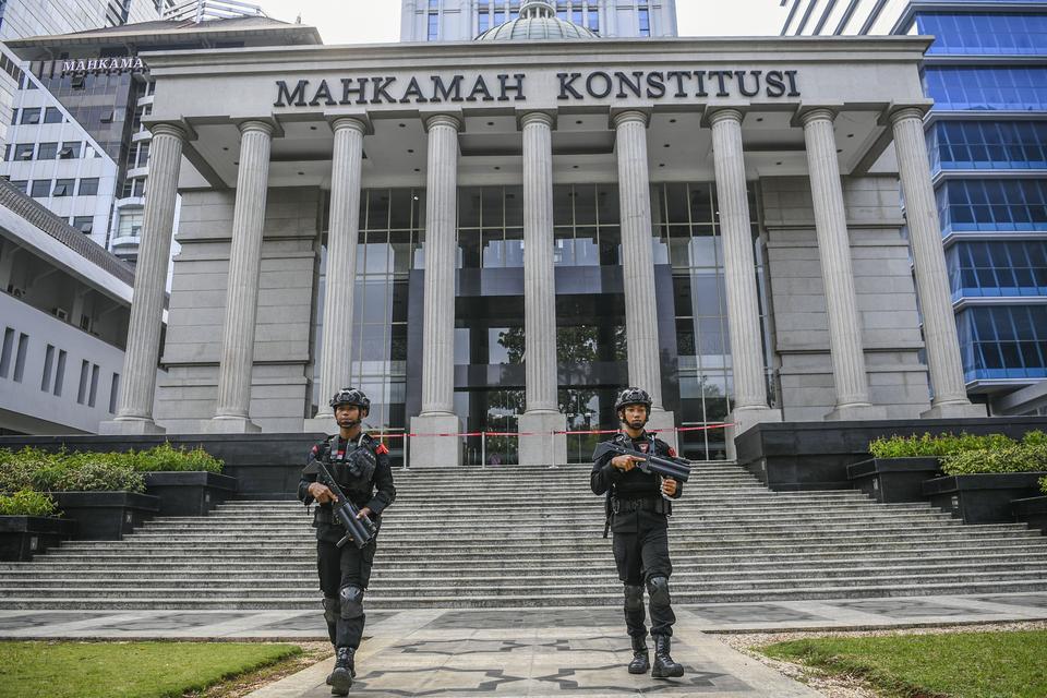 Personel Brimob Polri berjaga di gedung Mahkamah Konstitusi jelang hasil putusan Majelis Kehormatan Mahkamah Konstitusi (MKMK) di Jakarta, Selasa (7/11/2023). 