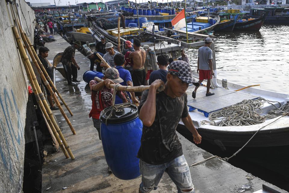 Sejumlah nelayan melakukan bongkar muat ikan saat tiba di dermaga Tempat Pelelangan Ikan (TPI) Kalibaru, Cilincing, Jakarta Utara, Selasa (7/11/2023). Kementerian Kelautan dan Perikanan (KKP) mengeluarkan Surat Edaran (SE) tentang Tahapan Pelaksanaan Kebi