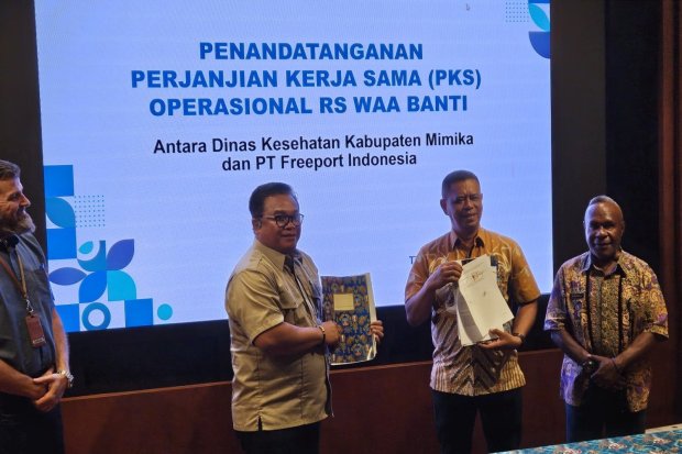 Penandatanganan perjanjian kerja sama operasional RS Waa Banti antara Dinas Kesehatan Kabupaten Mimika dan PT Freeport Indonesia.