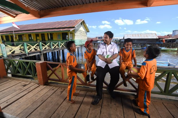 Pekerja Grup MIND ID PT Antam bersama anak-anak di area pertambangan UBP Bauksit, Kabupaten Sanggau, Kalimantan Barat.