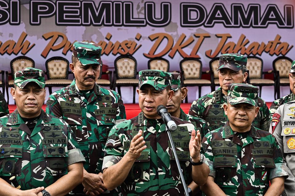 Kepala Staf TNI Angkatan Darat (KSAD) Jenderal Agus Subiyanto (tengah) memberikan keterangan pers usai mengikuti apel Gelar Pasukan Pengamanan Pemilu dan Deklarasi Pemilu Damai di Lapangan Silang Monas, Jakarta, Rabu (8/11/2023). 