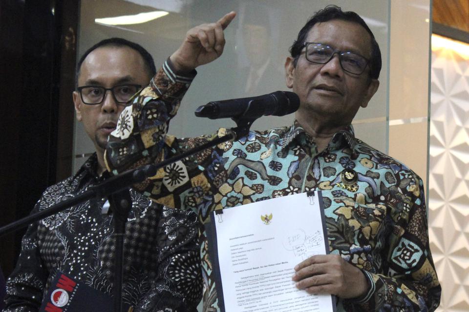 Menkopolhukam Mahfud MD (kanan) didampingi Kepala PPATK Ivan Yustiavandan (kiri) memberikan keterangan pers mengenai keanggotaan Indonesia di Financial Action Task Force (FATF) di Jakarta, Rabu (8/11/2023). 