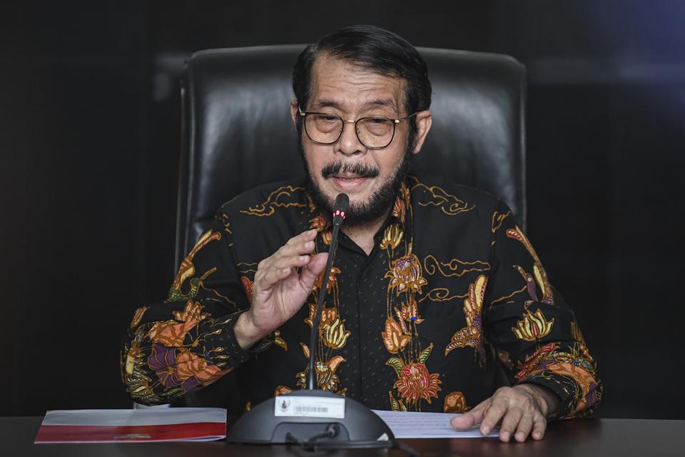 Hakim Konstitusi Anwar Usman memberikan keterangan pers di Mahkamah Konstitusi (MK), Jakarta, Rabu (8/11/2023). 