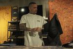 Radja Nainggolan membeli batik