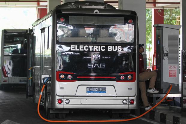 Petugas mengontrol pengisian daya listrik pada bus mini bertenaga lisrik di Terminal Intermoda Joyoboyo (TIJ), Surabaya, Jawa Timur, Kamis (9/11/2023). Pemkot Surabaya bekerja sama dengan salah satu perusahaan penyedia kendaraan listrik melakukan uji coba
