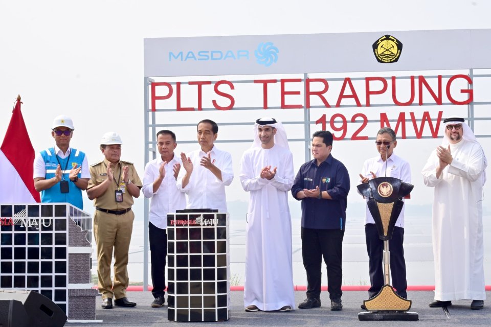 Presiden Republik Indonesia Joko Widodo (empat dari kiri) bersama Menteri Perdagangan Luar Negeri Uni Emirat Arab Thani bin Ahmed Al Zeyoudi (empat dari kanan, Menteri Badan Usaha Milik Negara Erick Thohir (tiga dari kanan), Menteri Energi dan Sumber Daya