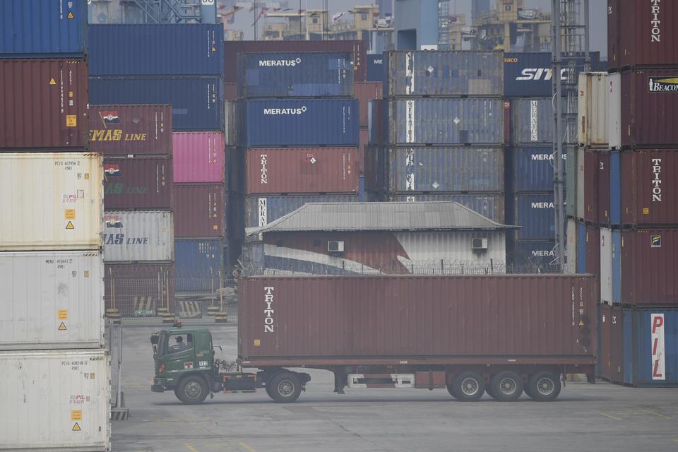 Truk kontainer melintas di Pelabuhan Tanjung Priok, Jakarta, Jumat (10/11/2023). Badan Pusat Statistik (BPS) mencatatkan kontraksi kinerja ekspor dan impor Indonesia pada kuartal III/2023 masing-masing sebesar 4,26 persen dan 6,18 persen secara tahunan (y
