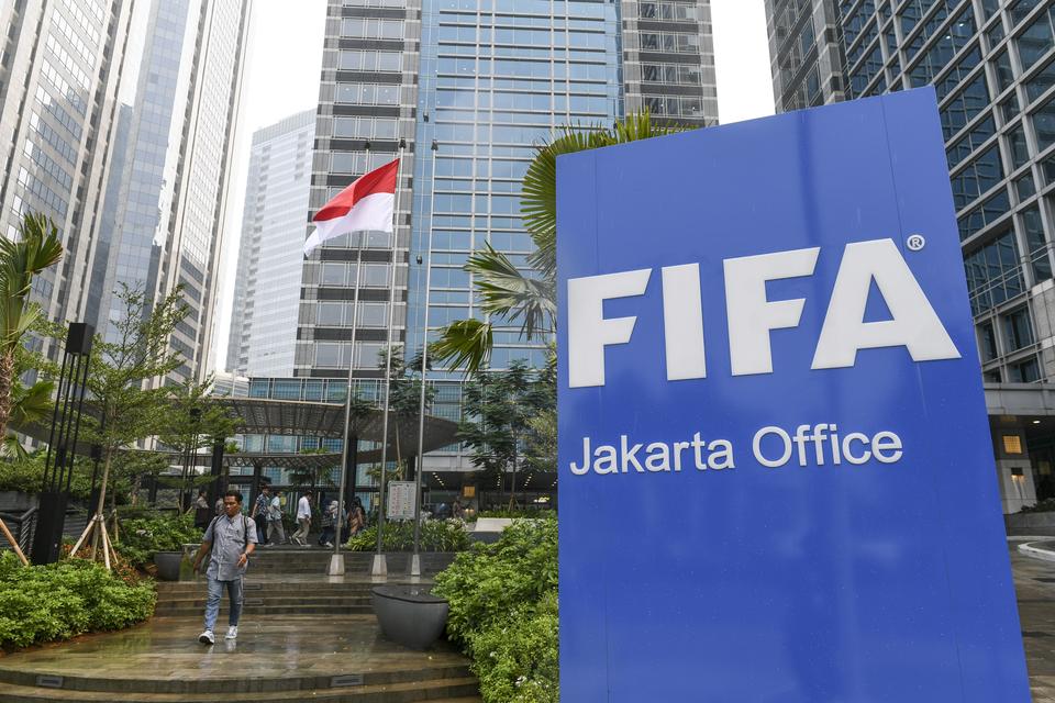 Penanda kantor FIFA Jakarta terpasang usai peresmian di depan Menara Mandiri II, Jakarta, Jumat (10/11/2023). 