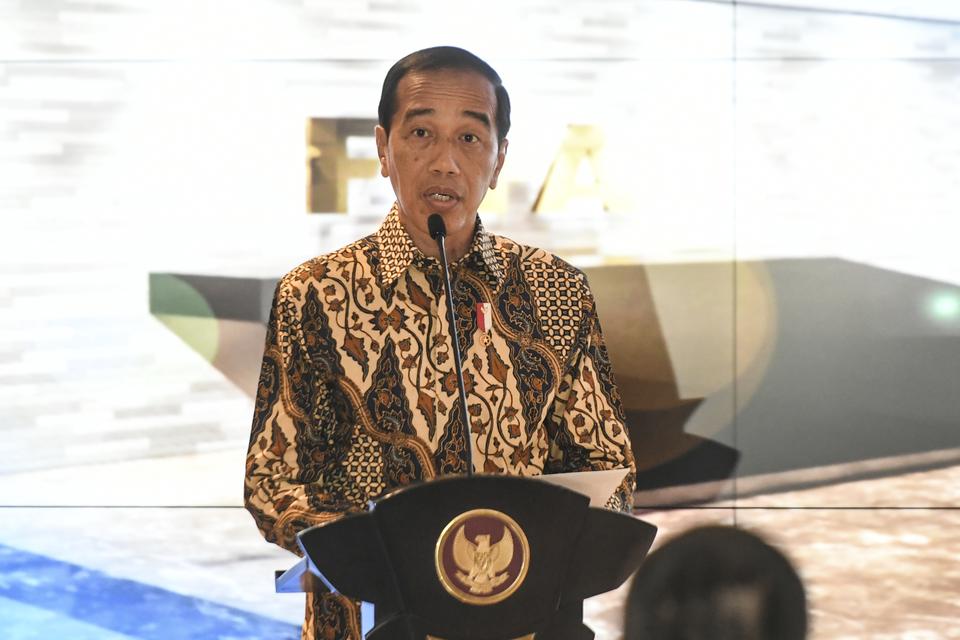 Presiden Joko Widodo menyampaikan pidato saat peresmian kantor FIFA di Jakarta, Jumat (10/11/2023). Federasi sepak bola dunia (FIFA) membangun kantor tetap Asia Hub di Jakarta yang berlokasi di Menara Mandiri II sehingga diharapkan dapat meningkatkan kual