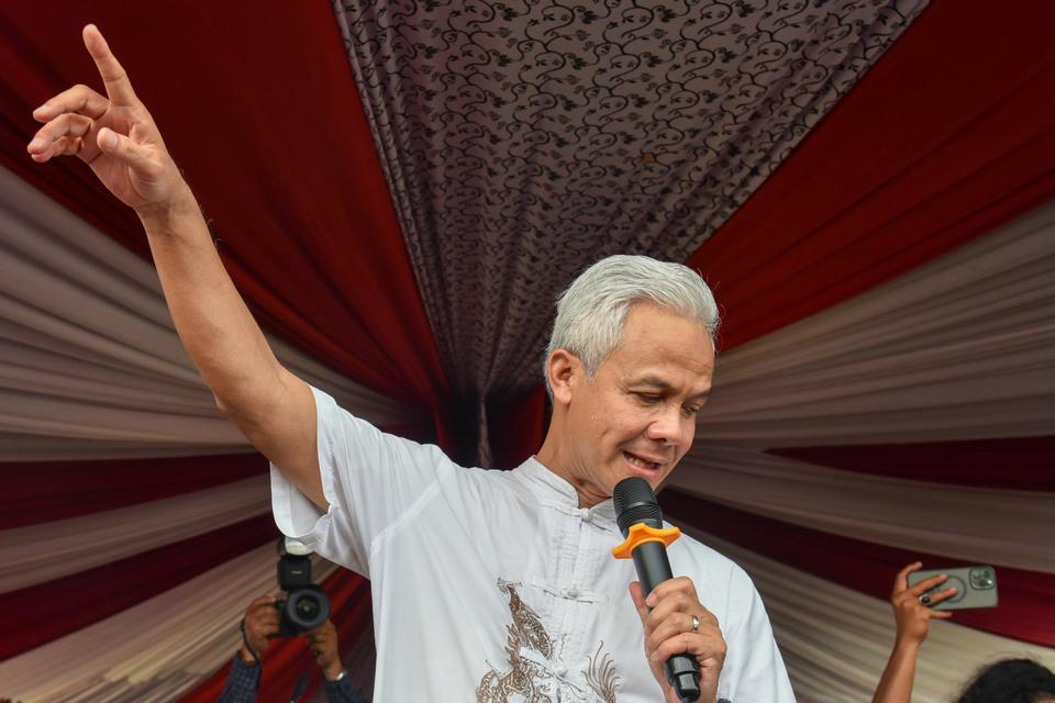 Bakal calon presiden Ganjar Pranowo menyampaikan pidato saat menghadiri acara Gebyar Budaya di Batang Kuis, Deli Serdang, Sumatera Utara, Jumat (10/11/2023). Ganjar Pranowo menghadiri kegiatan Konsolidasi Pemenangan Ganjar-Mahfud serta bersilaturahmi deng