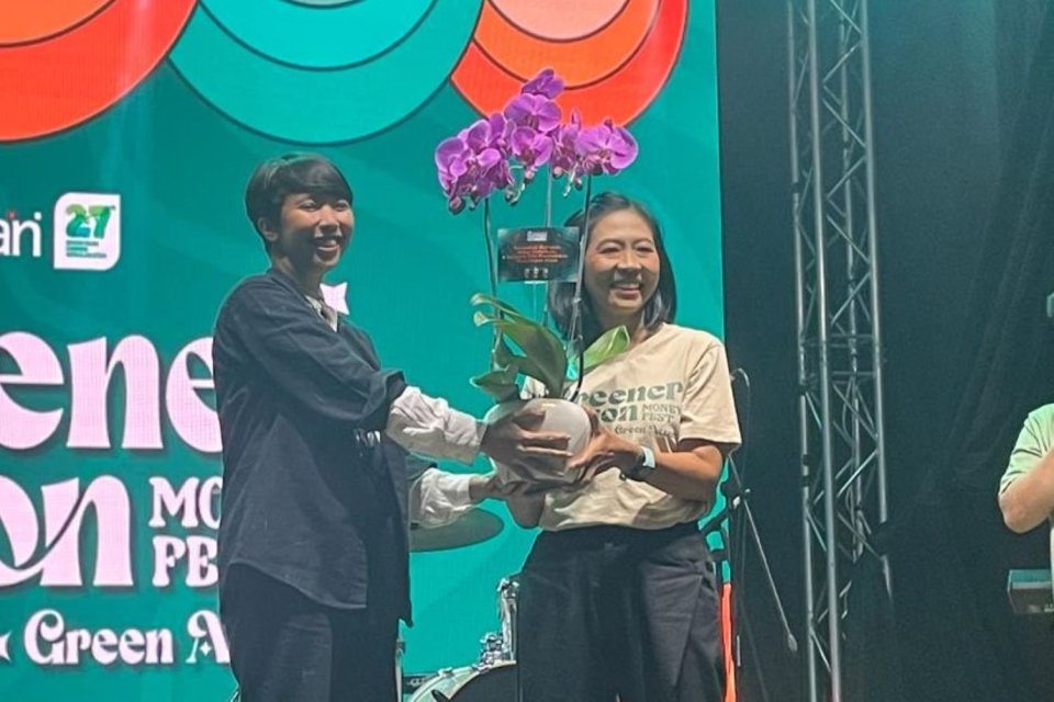 Penerima Climate Breakthrough Award 2023, Gita Syaharani, mendapatkan cendera mata atas kehadirannya sebagai pembicara dalam acara MoneyFest 2023 bertajuk "GreenReaction: Green Money, Green Action" di Jakarta, Jumat (10/11).
