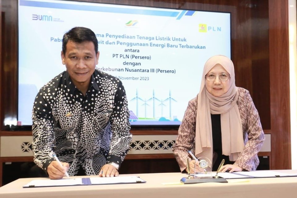 Penandatanganan nota kesepahaman atau Memorandum of Understanding (MoU) antara Direktur Retail dan Niaga PLN Edi Srimulyanti (kanan) dan Direktur Produksi dan Pengembangan PTPN III Mahmudi (kiri) di Jakarta pada Rabu (8/11). 