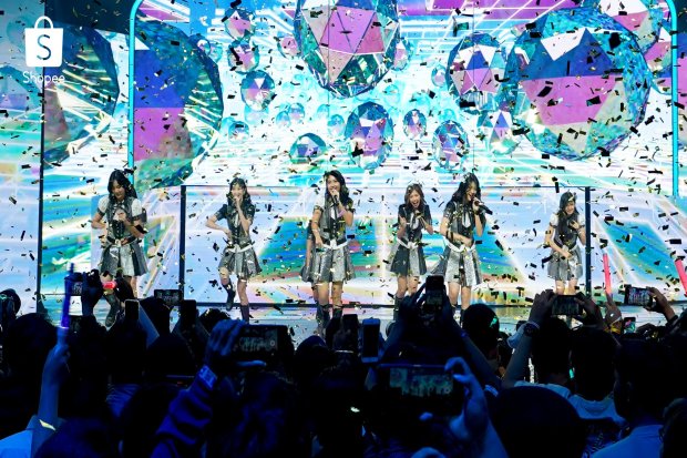JKT48, El Rumi, Ziva Magnolya, Ghea Indrawari, Salma Salsabil, dan Happy Asmara berhasil menghibur para penonton Shopee 11.11 Big Sale TV Show.