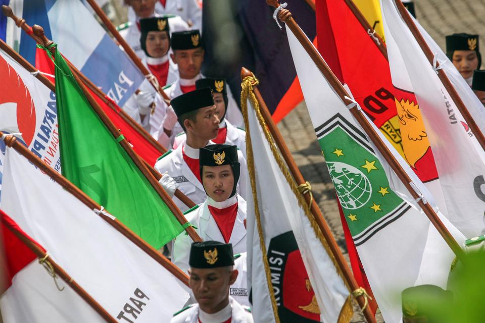 Sejumlah peserta kirab membawa bendera partai politik saat acara Kirab Pemilu 2024 di Kabupaten Bogor Jawa Barat, Senin (13/11/2023). Kirab yang digelar oleh Komisi Pemilihan Umum (KPU) Kabupaten Bogor tersebut sebagai sarana sosialisasi Pemilu damai dan 