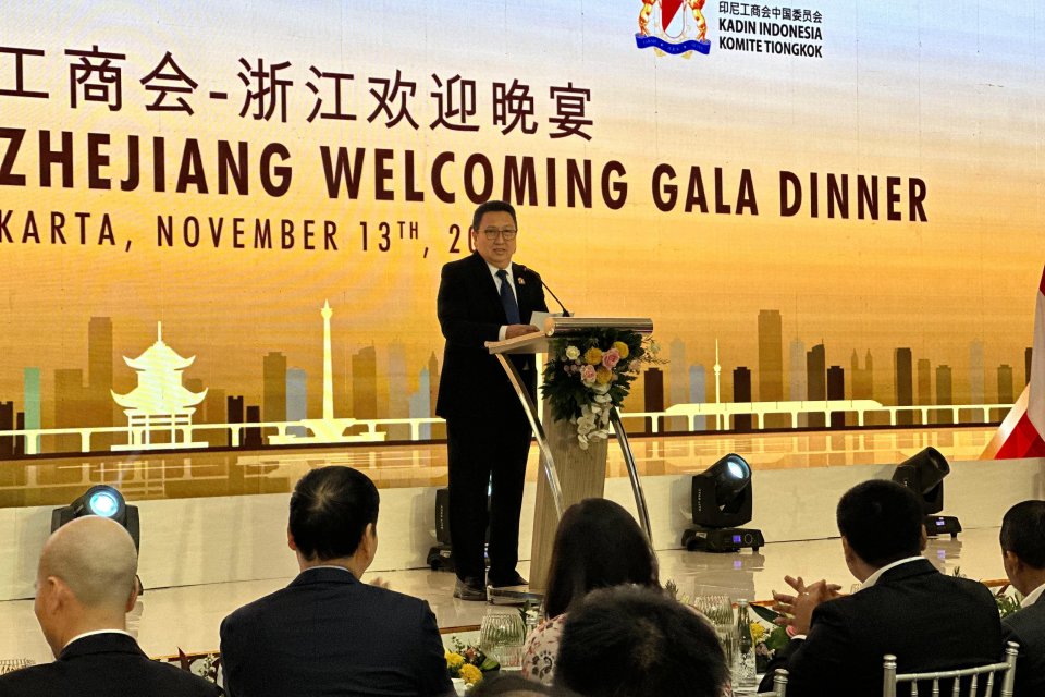 Ketua Kadin Komite Tiongkok,Garibaldi Thohir atau Boy Thohir, memberikan sambutan dalam agenda Kadin Indonesia - Zhejiang Gala Dinner, di Jakarta, Senin (13/11).