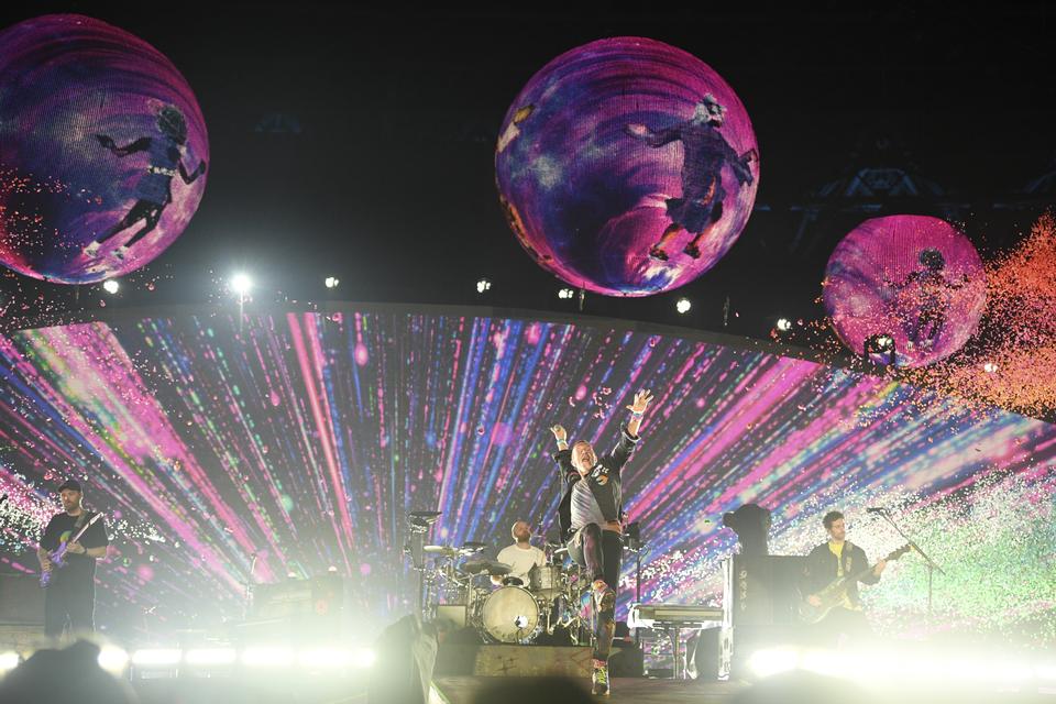 Grup band Coldplay beraksi saat membawakan hits andalannya dalam konser di Stadion Utama Gelora Bung Karno (SUGBK) Senayan, Jakarta, Rabu (15/11/2023).