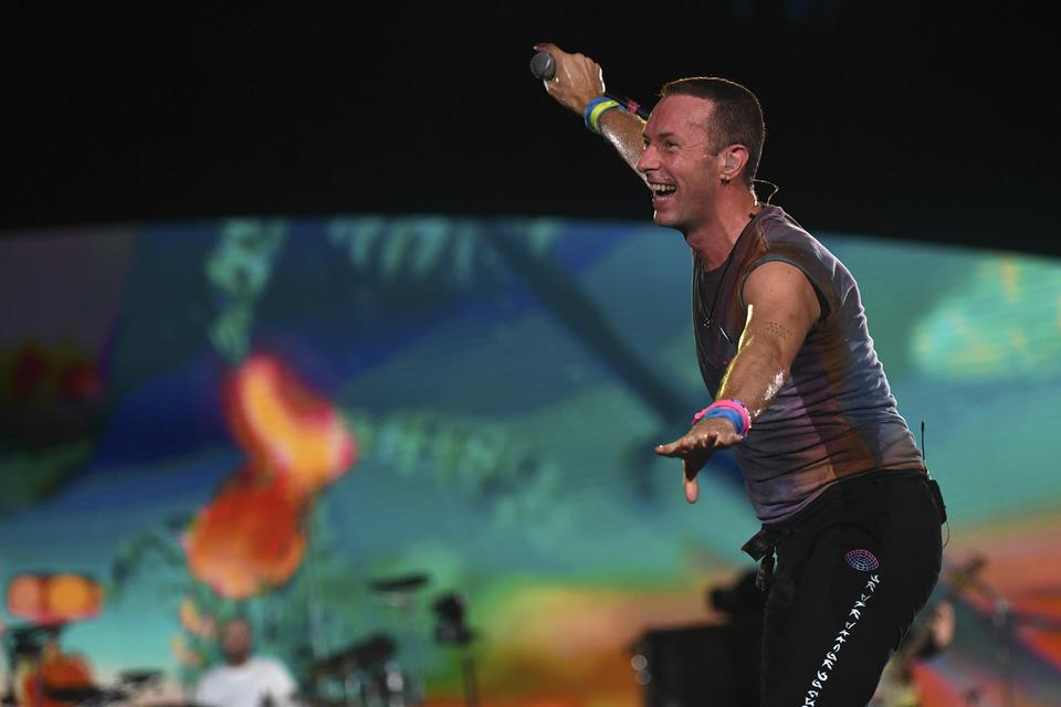 Vokalis grup band Coldplay, Chris Martin beraksi saat membawakan hits andalannya dalam konser di Stadion Utama Gelora Bung Karno (SUGBK) Senayan, Jakarta, Rabu (15/11/2023). Konser grup band asal Inggris yang masuk dalam rangkaian tur dunia "Music of the 