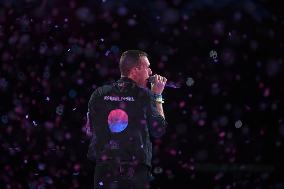 Vokalis grup band Coldplay, Chris Martin beraksi saat membawakan hits andalannya dalam konser di Stadion Utama Gelora Bung Karno (SUGBK) Senayan, Jakarta, Rabu (15/11/2023). Konser grup band asal Inggris yang masuk dalam rangkaian tur dunia "Music of the
