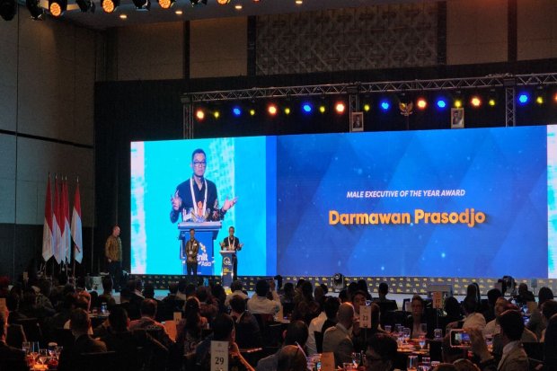 Direktur Utama PLN Darmawan Prasodjo meraih penghargaan Male Executive of the Year pada ajang Power Energy Awards 2023 yang digelar Enlit Asia.