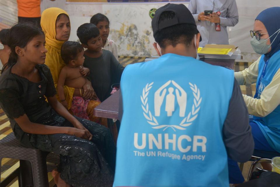 Petugas UNHCR melakukan registrasi sebelum dilanjutkan pemasangan gelang dan pemotretan kepada imigran etnis Rohingya gelombang kedua sebelum ditempatkan di penampungan sementara di Mina Raya , Kabupaten Pidie, Aceh, Kamis (16/11/2023). 