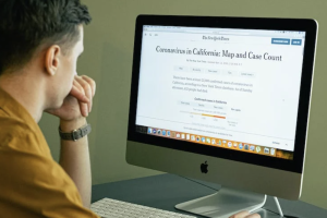 Ilustrasi Membaca Berita Mengidentifikasi Hoaks