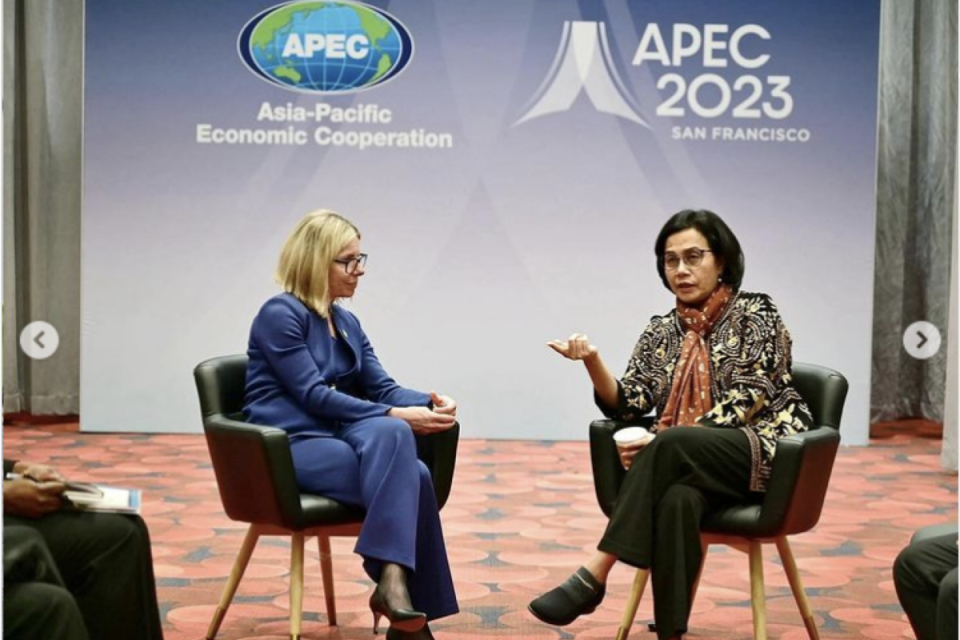 Menteri Keuangan RI Sri Mulyani berbincang dengan Managing Director for Operations World Bank Anna Bjerde di sela-sela pertemuan Asia-Pacific Economic Cooperation (APEC) 2023 di San Francisco, Amerika Serikat, pada Rabu (15/11)