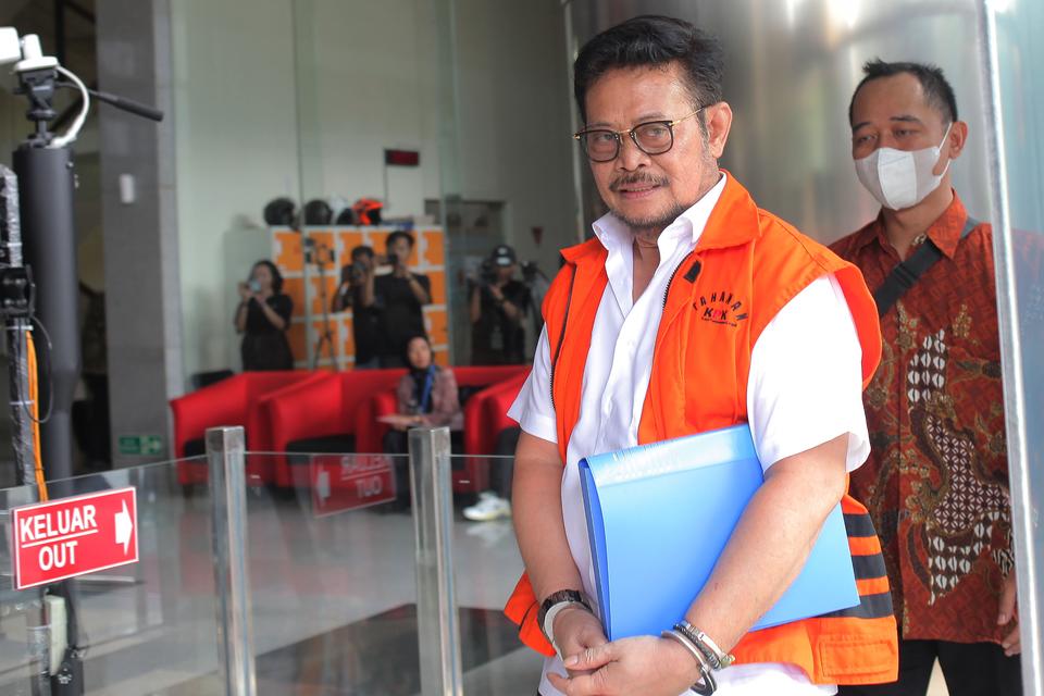 Tersangka kasus dugaan korupsi di Kementerian Pertanian Syahrul Yasin Limpo (kiri) berjalan memasuki ruangan untuk menjalani pemeriksaan di Gedung Merah Putih KPK, Jakarta, Jumat (17/11/2023). 