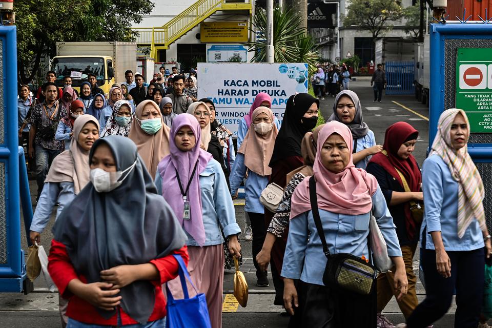 Sejumlah buruh berjalan pulang di salah satu pabrik di Kota Tangerang, Jumat (17/11/2023). 