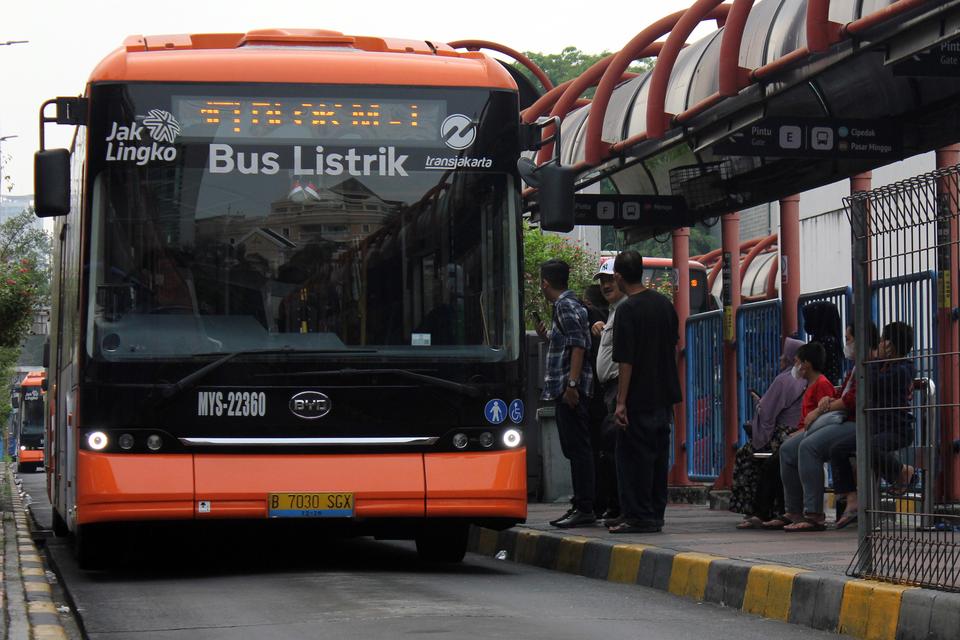 Penumpang menunggu bus listrik Transjakarta di Jakarta, Jumat (17/11/2023). Dinas Perhubungan DKI Jakarta berencana menambah 200 bus listrik Transjakarta pada tahun 2024 guna meningkatkan kualitas pelayanan yang berorientasikan ramah lingkungan.