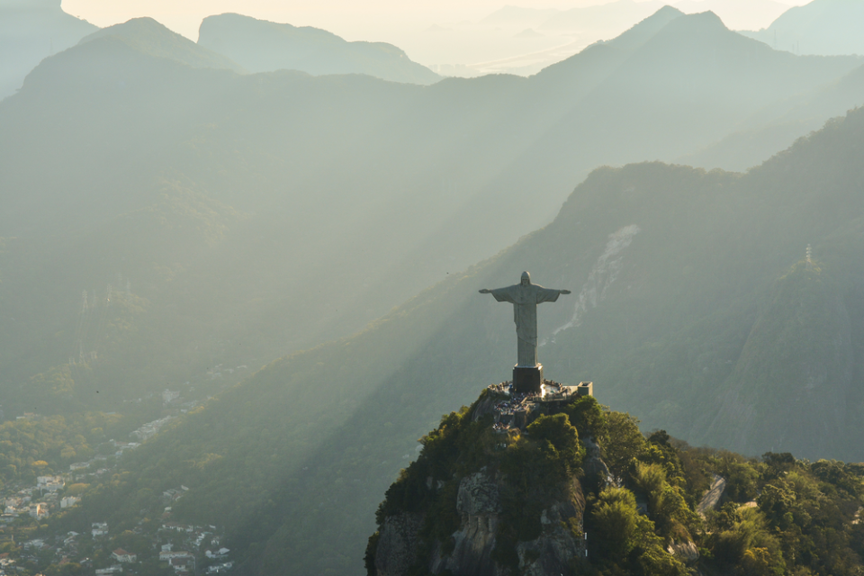 Brasil telah menandatangani kesepakatan untuk melipatgandakan energi baru dan terbarukan (EBT) secara global pada tahun 2030 dan meninggalkan penggunaan batu bara. 