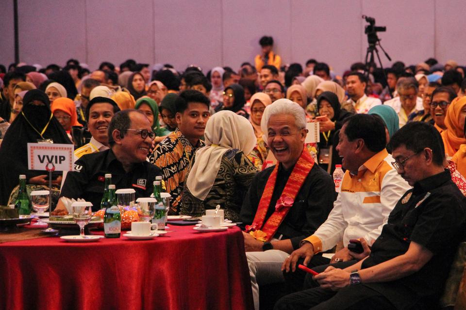 Calon presiden (capres) nomor urut tiga Ganjar Pranowo (ketiga kanan) berbincang dengan Ketua Ikatan Keluarga Alumni (IKA) Universitas Negeri Makassar (UNM) Nurdin Halid (kedua kanan) saat menghadiri diskusi interaktif Capres 2024 di Makassar, Sulawesi Se