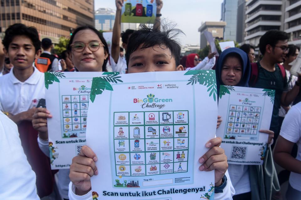 Anggota PMI Jakarta Timur bersama relawan mengikuti kampanye perubahan iklim saat Hari Bebas Kendaraan Bermotor (HBKB) di Jalan MH Thamrin, Jakarta, Minggu (19/11/2023). Kampenye tersebut untuk meningkatkan kesadaran warga serta mengedukasi mengenai ancam