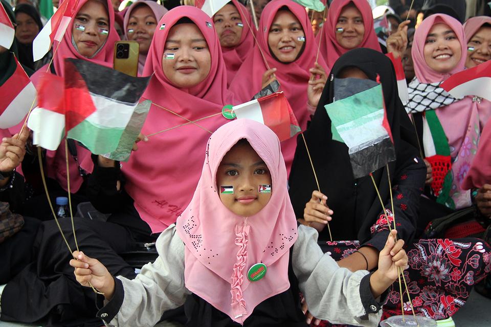 Warga menggelar aksi solidaritas untuk Palestina di Kota Dumai, Riau, Minggu (19/11/2023). 