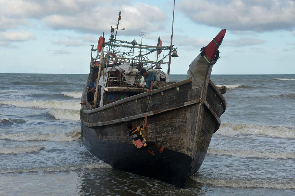 Warga memeriksa kapal pengangkut imigran etnis Rohingya yang mendarat di desa Kulee, kecamatan Batee, Kabupaten Pidie, Aceh, Minggu (19/11/2023). Sebanyak 241 orang imigran etnis Rohingya yang terdampar di daerah itu merupakan gelombang ketiga yang sel