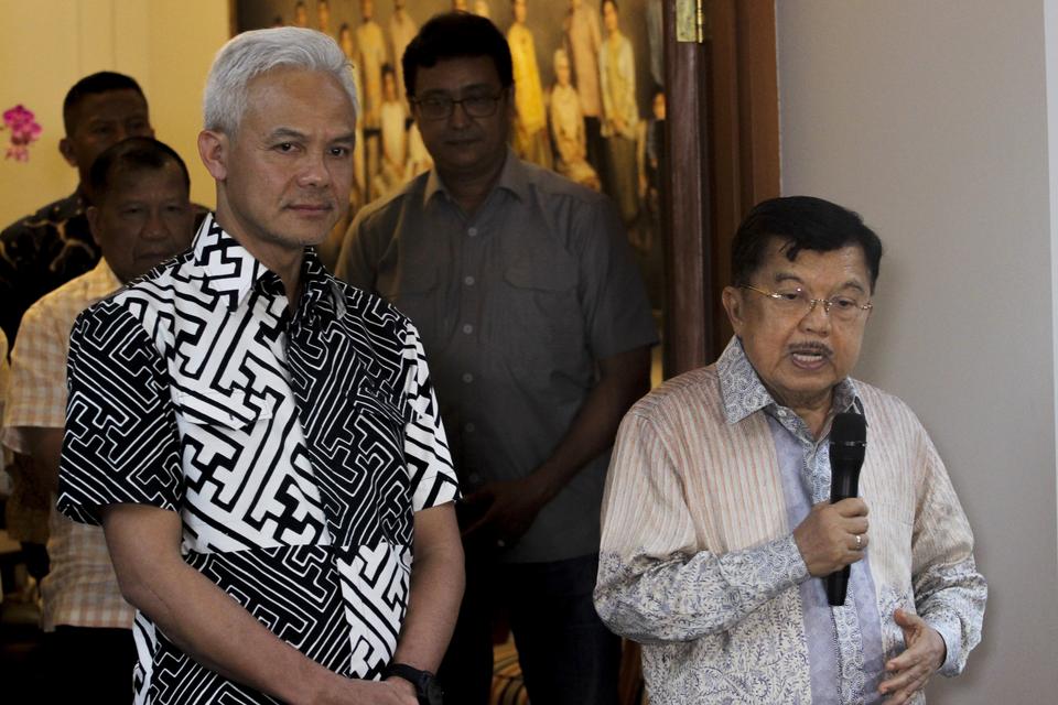 Wakil Presiden ke-10 dan ke-12 Jusuf Kalla (kanan) bersama Calon Presiden (Capres) nomor urut tiga Ganjar Pranowo (kiri) memberikan keterangan pers usai melakukan pertemuan di Jakarta, Minggu (19/11/2023). 