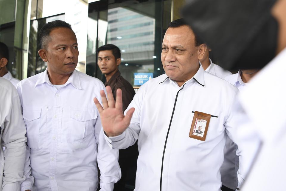 Ketua Komisi Pemberantasan Korupsi (KPK) Firli Bahuri (kanan) berjalan menuju mobilnya usai memenuhi panggilan Dewan Pengawas (Dewas) KPK di Gedung Pusat Edukasi Antikorupsi KPK (ACLC), Jakarta, Senin (20/11/2023). 