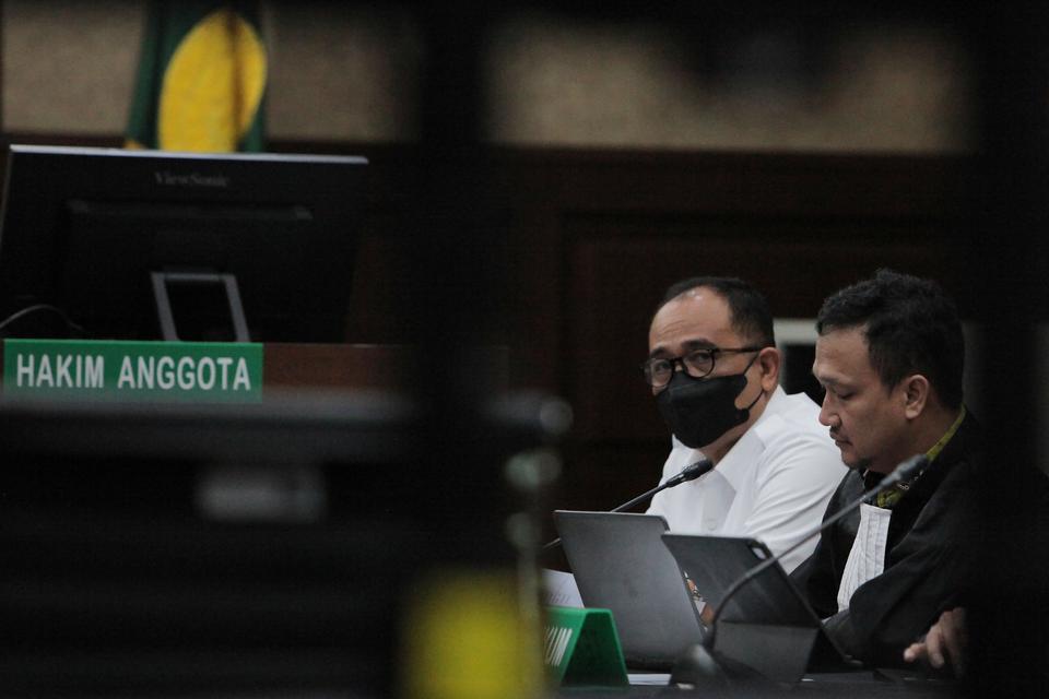 Terdakwa kasus gratifikasi dan tindak pidana pencucian uang (TPPU) Rafael Alun Trisambodo (kiri) mengikuti sidang lanjutan di Pengadilan Tipikor, Jakarta, Senin (20/11/2023). 