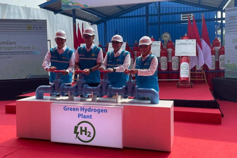 Direktur Utama PLN (kedua dari kiri) Darmawan Prasodjo meresmikan Green Hydrogen Plant di Tanjung Priok Jakarta, Senin (20/11).