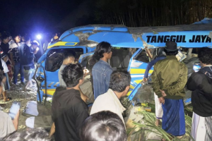 Sebuah minibus elf yang rusak akibat tertabrak KA Probowangi di Lumajang, Minggu (19/11/2023) malam.