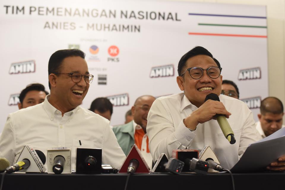 Calon Presiden dan Wakil Presiden dari Koalisi Perubahan Anies Baswedan (kiri) dan Muhaimin Iskandar (kanan) mengumumkan sejumlah nama baru anggota Timnas AMIN di Jakarta, Selasa (21/11/2023). Timnas AMIN menambah sejumlah posisi dalam jajaran Timnas, mul
