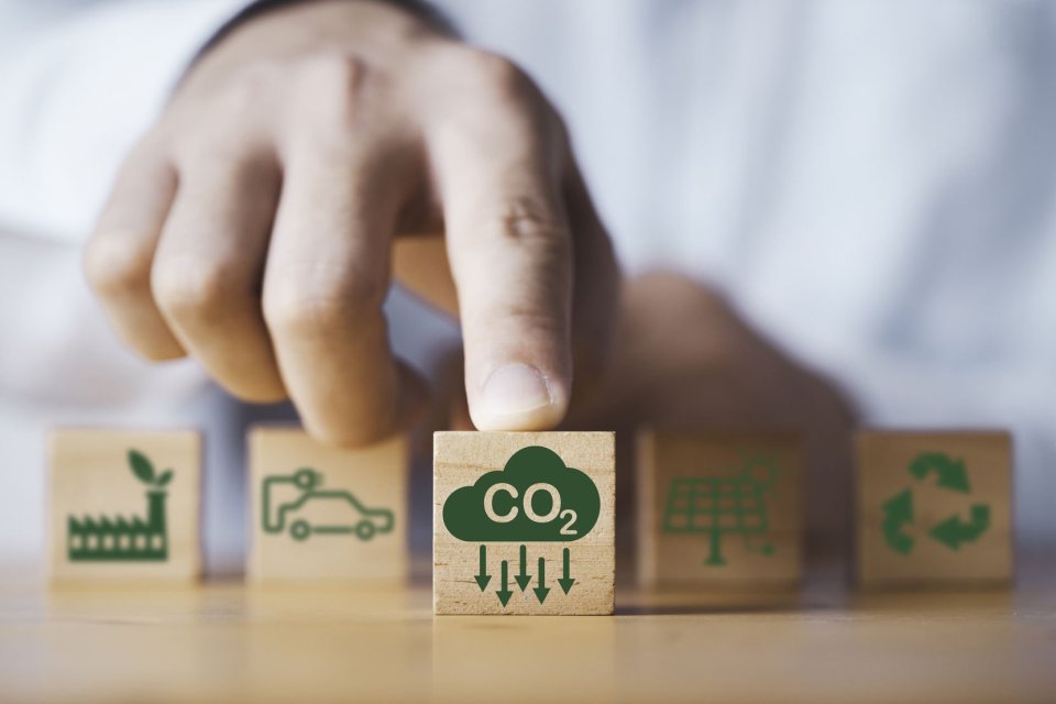 Komisi Eropa menyatakan emisi karbon dioksida yang diatur di bawah sistem perdagangan emisi (ETS) Uni Eropa turun 15,5% pada tahun 2023 karena produksi energi terbarukan meningkat.