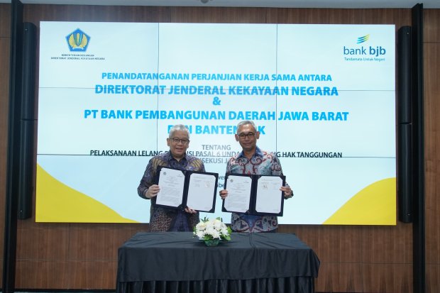 Direktur Utama bank bjb Yuddy Renaldi dengan Dirjen DJKN Kementerian Keuangan Rionald Silaban menandatangani perjanjian kerja sama, di Gedung T Tower bank bjb, Jakarta Selatan, Senin (20/11).